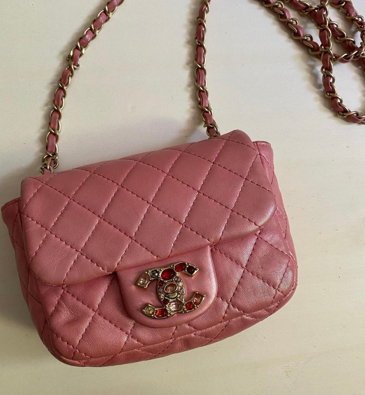 Chanel Mini rosa perlato con dettaglio gioiello