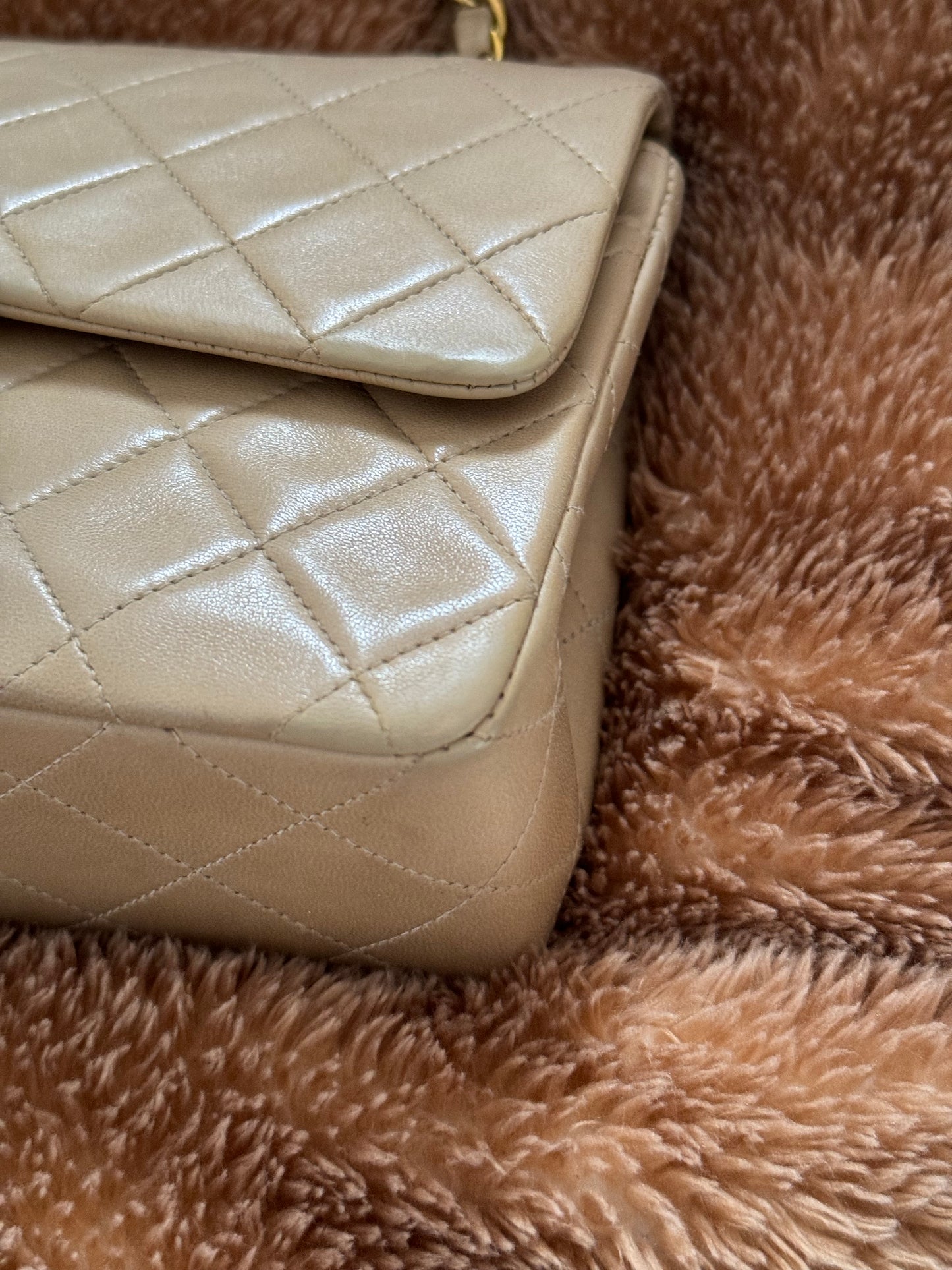 Chanel in pelle beige.