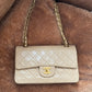 Chanel in pelle beige.