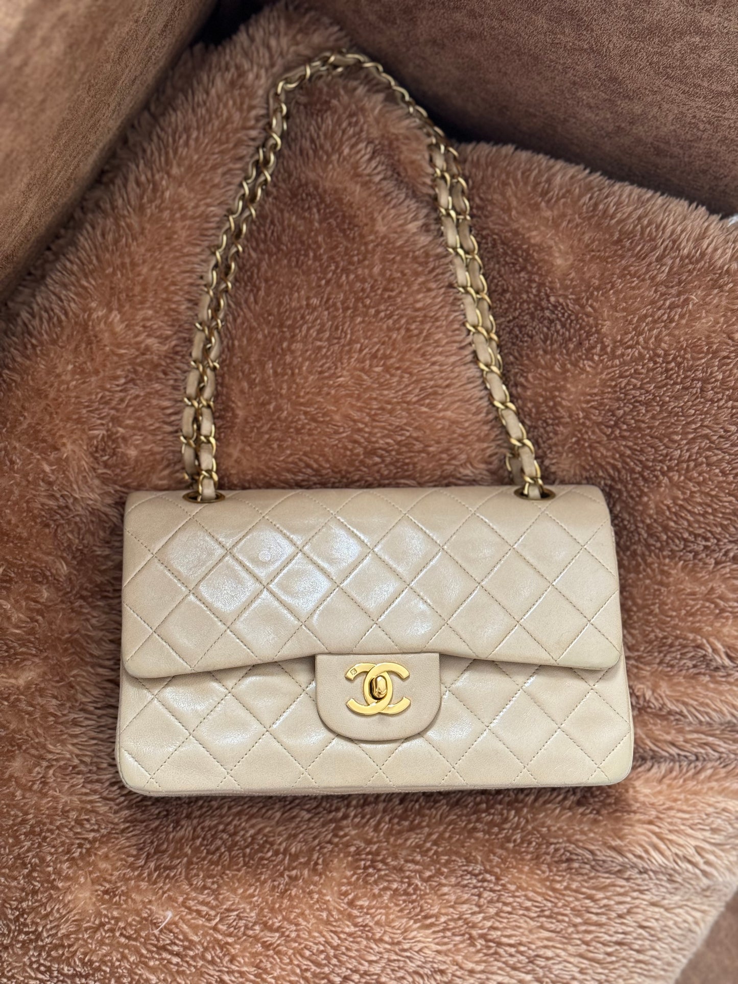 Chanel in pelle beige.