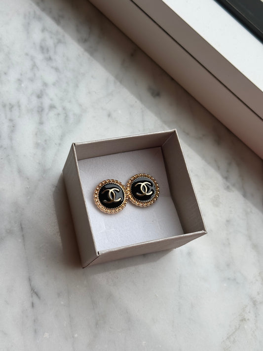 Orecchini con bottone Chanel