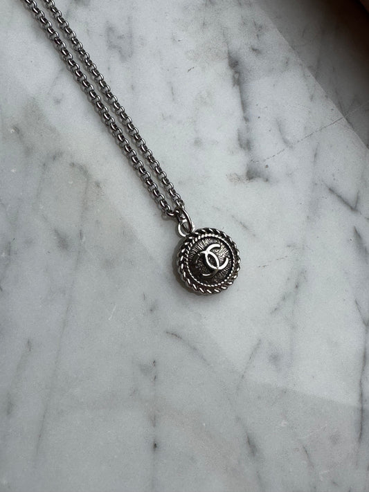 Collana con bottone Chanel