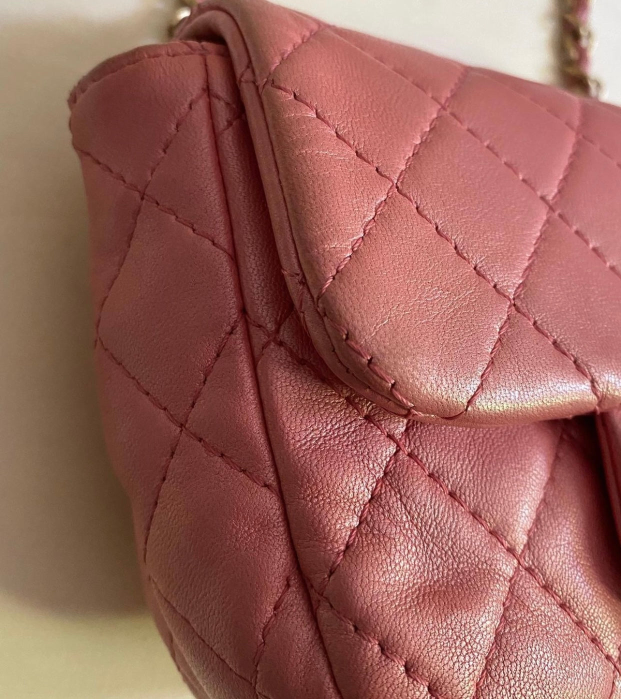 Chanel Mini rosa perlato con dettaglio gioiello