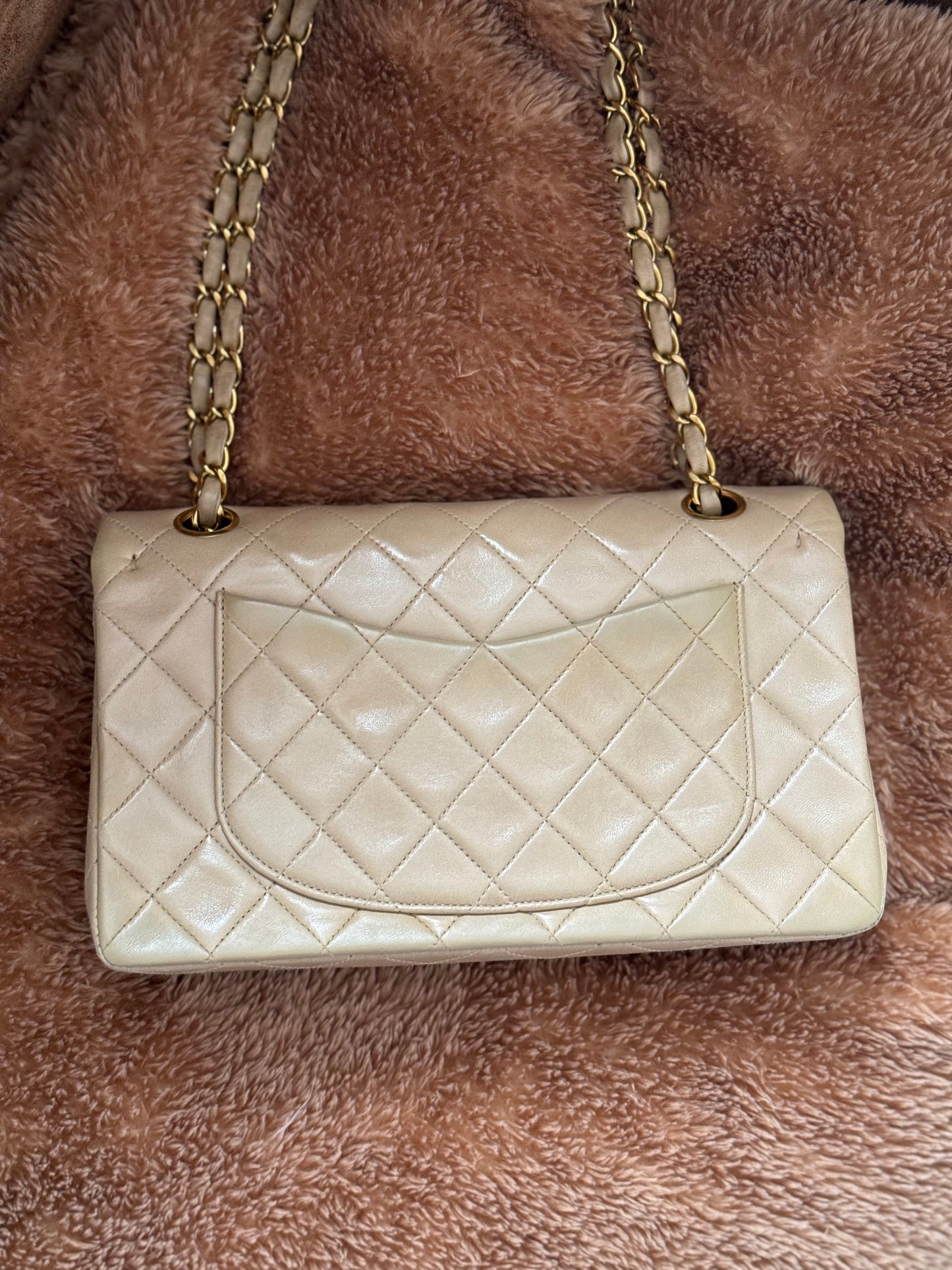 Chanel in pelle beige.