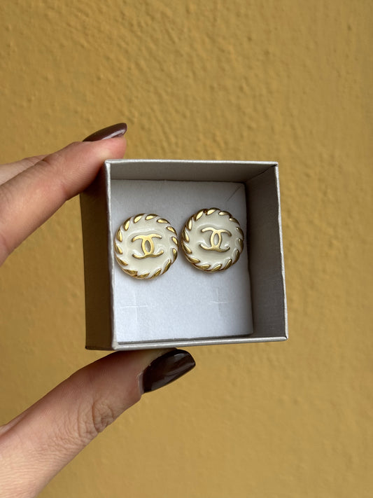 Orecchini con bottone Chanel