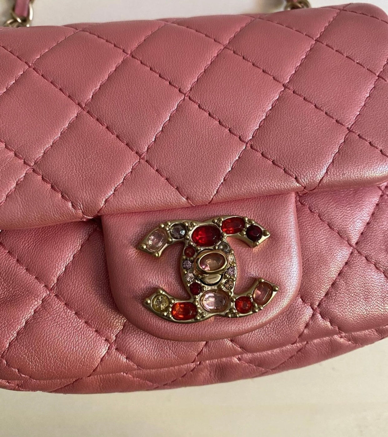 Chanel Mini rosa perlato con dettaglio gioiello