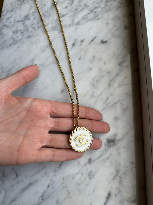 Collana con bottone Chanel