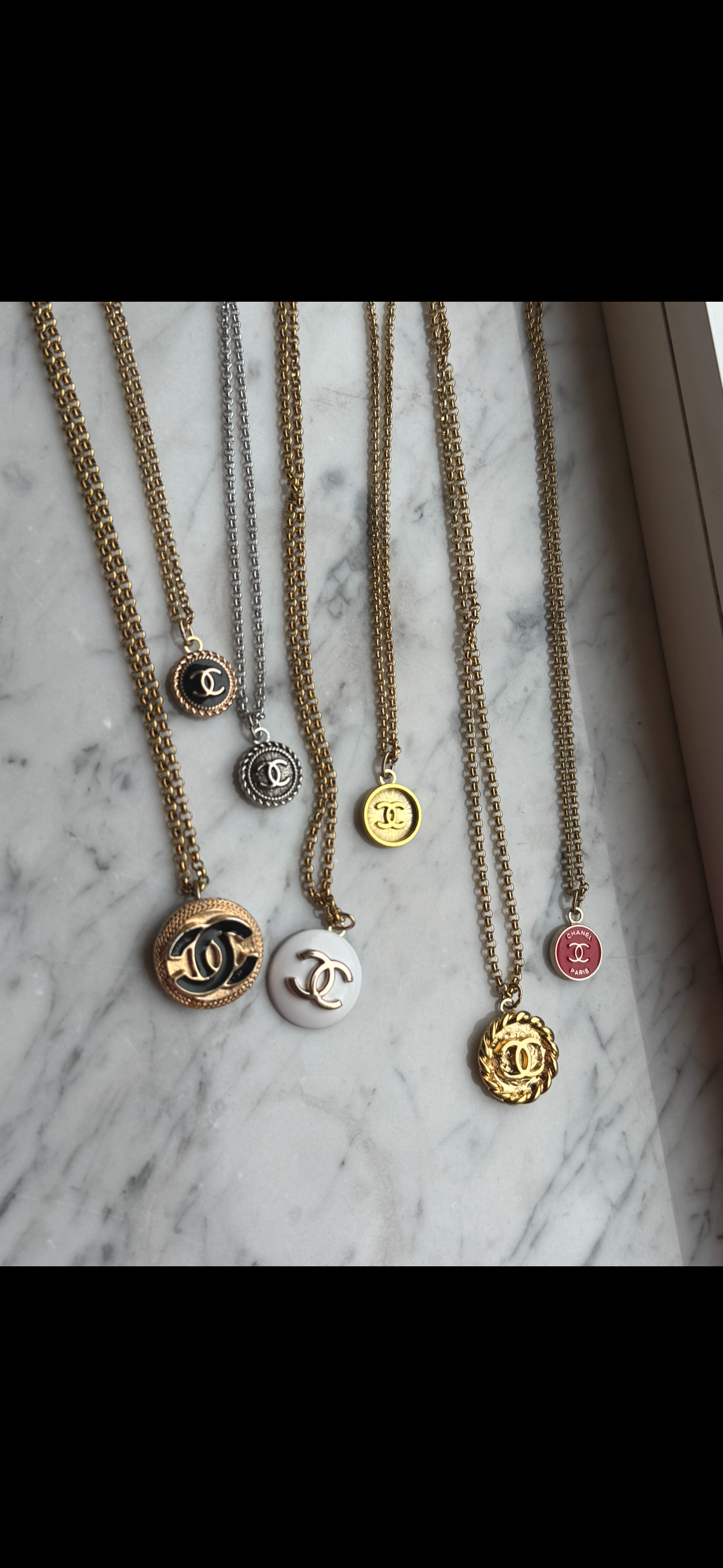 Collana con bottone chanel