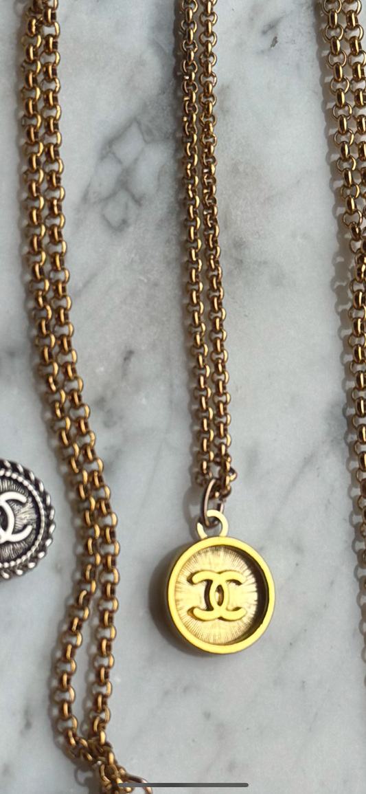 Collana con bottone chanel