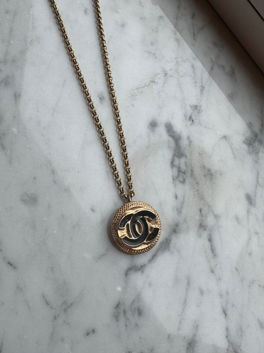 Collana con bottone Chanel