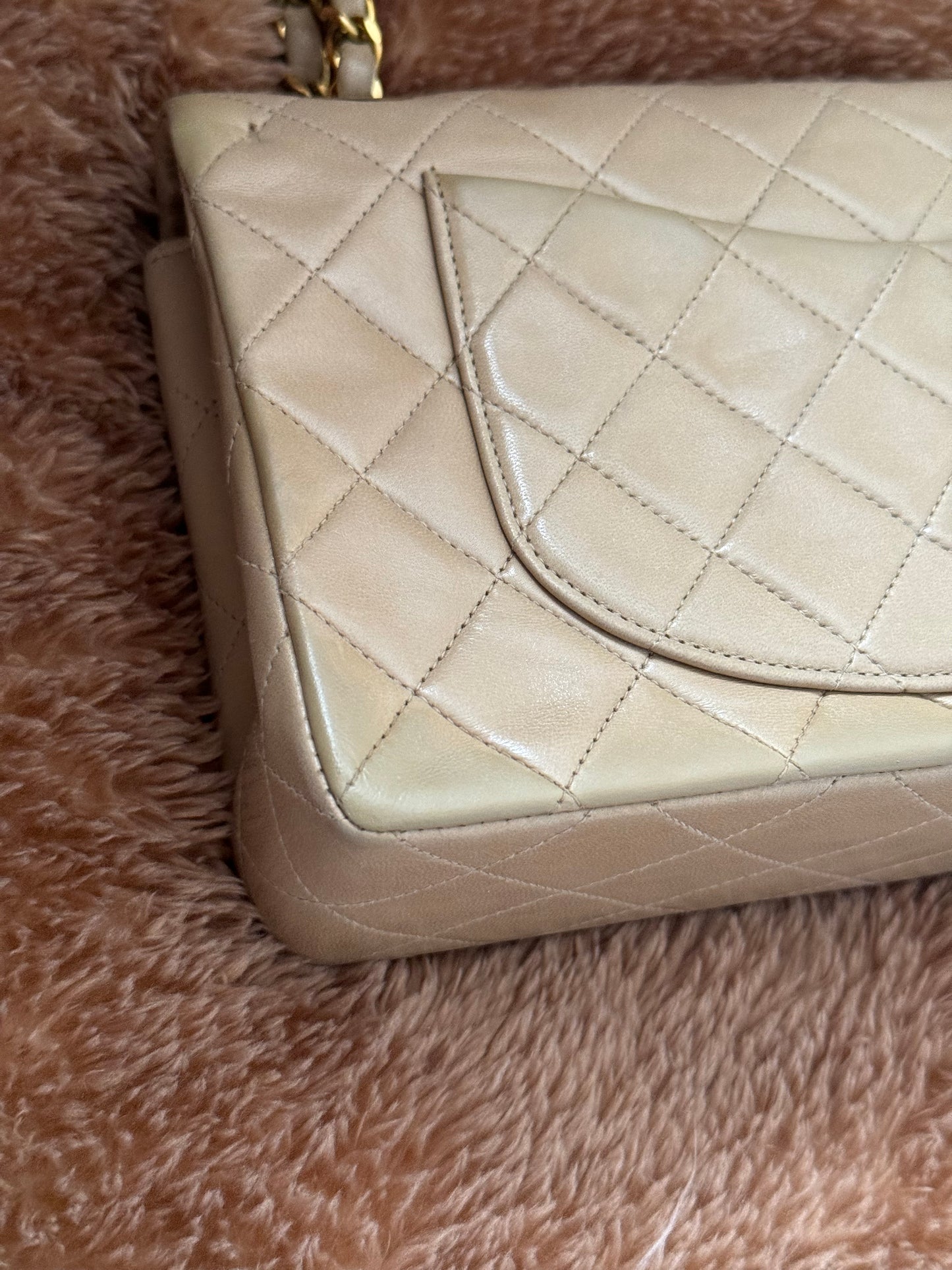 Chanel in pelle beige.