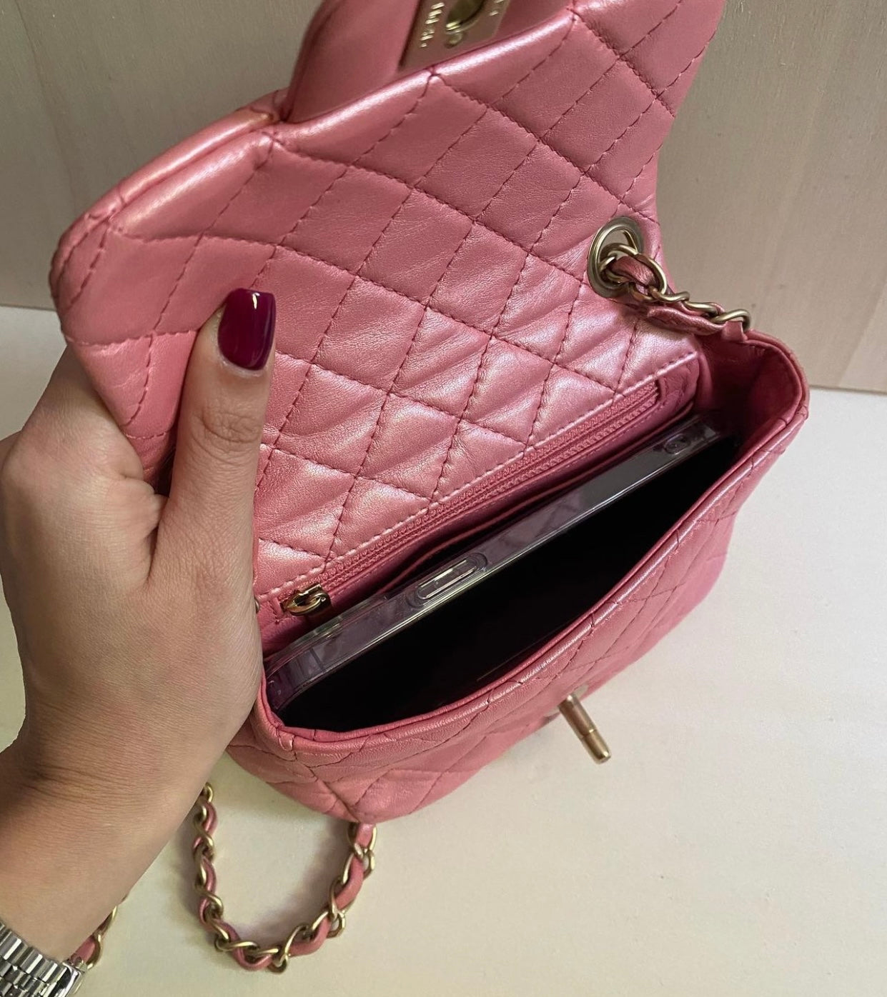 Chanel Mini rosa perlato con dettaglio gioiello