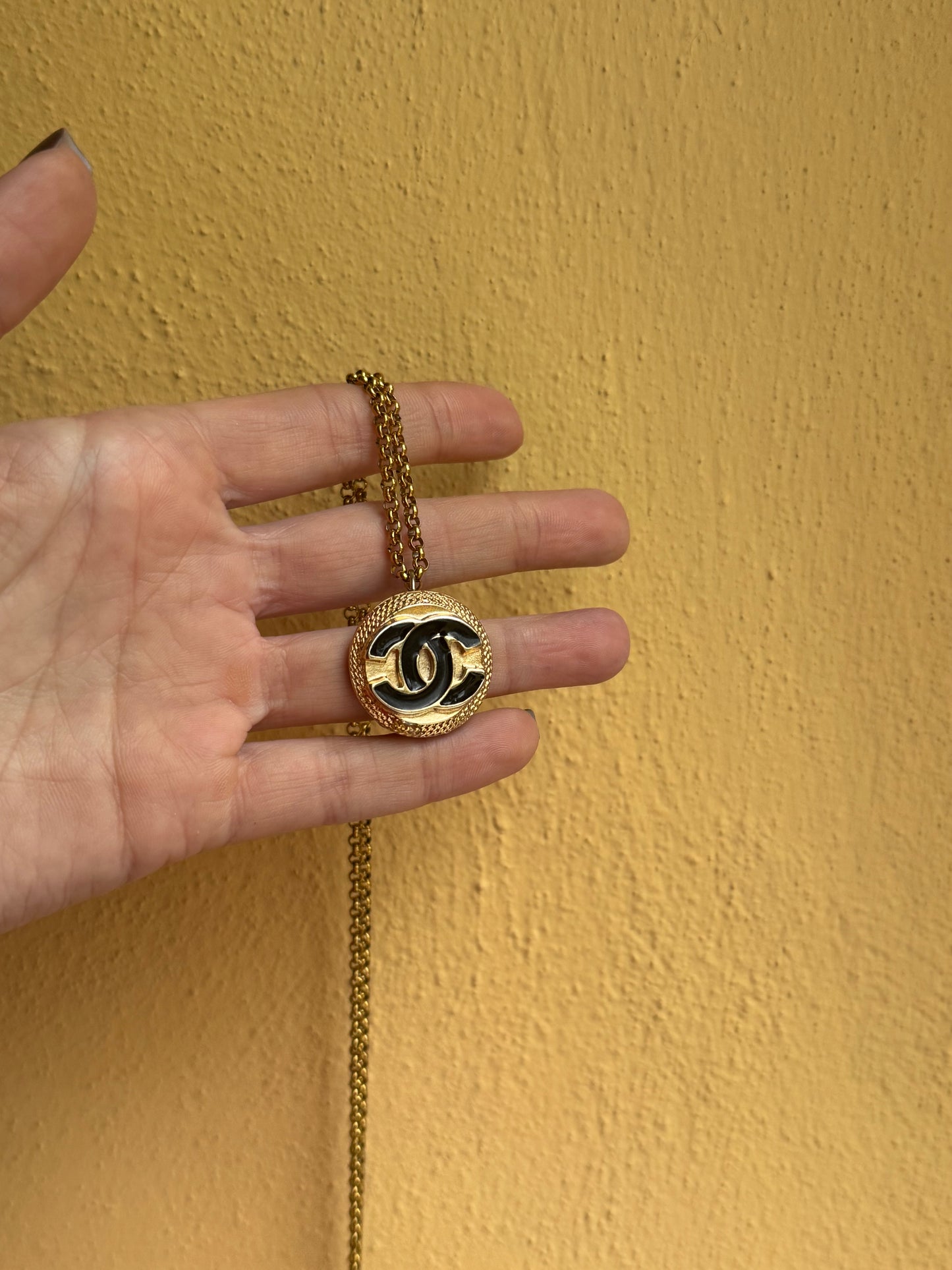 Collana con bottone Chanel