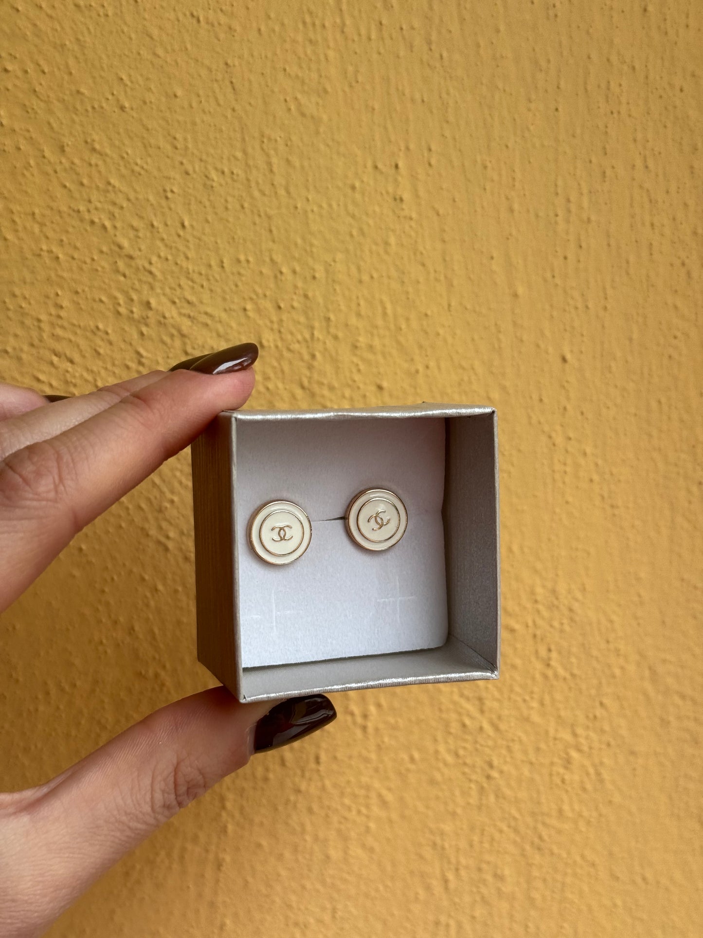 Orecchini con bottone Chanel