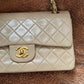 Chanel in pelle beige.
