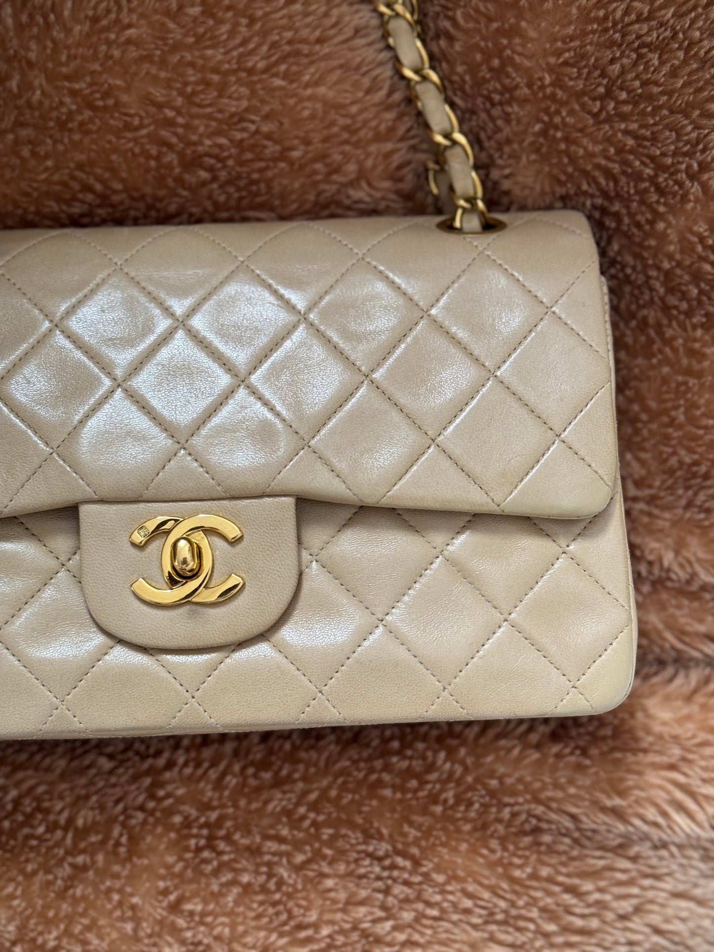 Chanel in pelle beige.