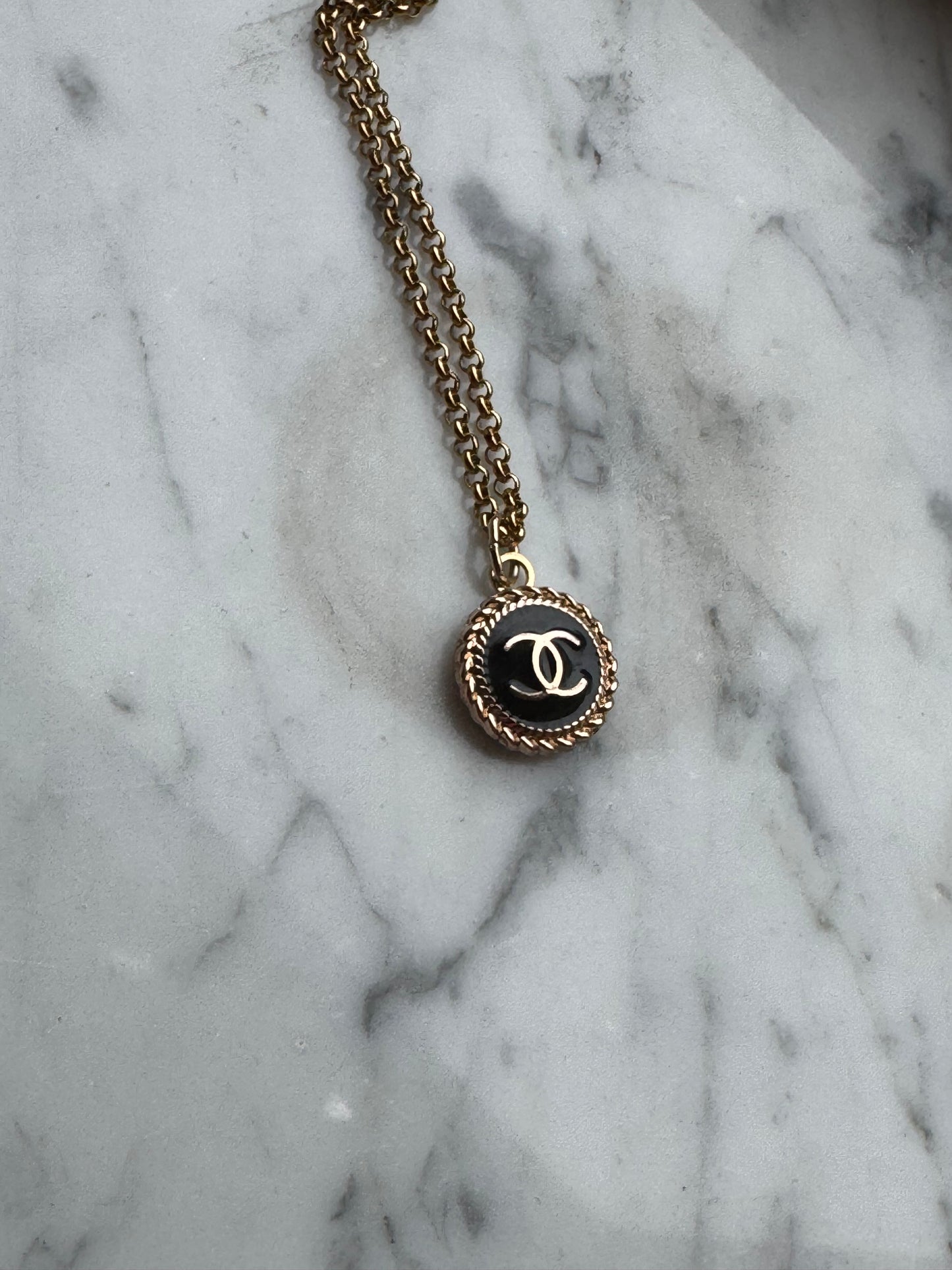 Collana con bottone Chanel
