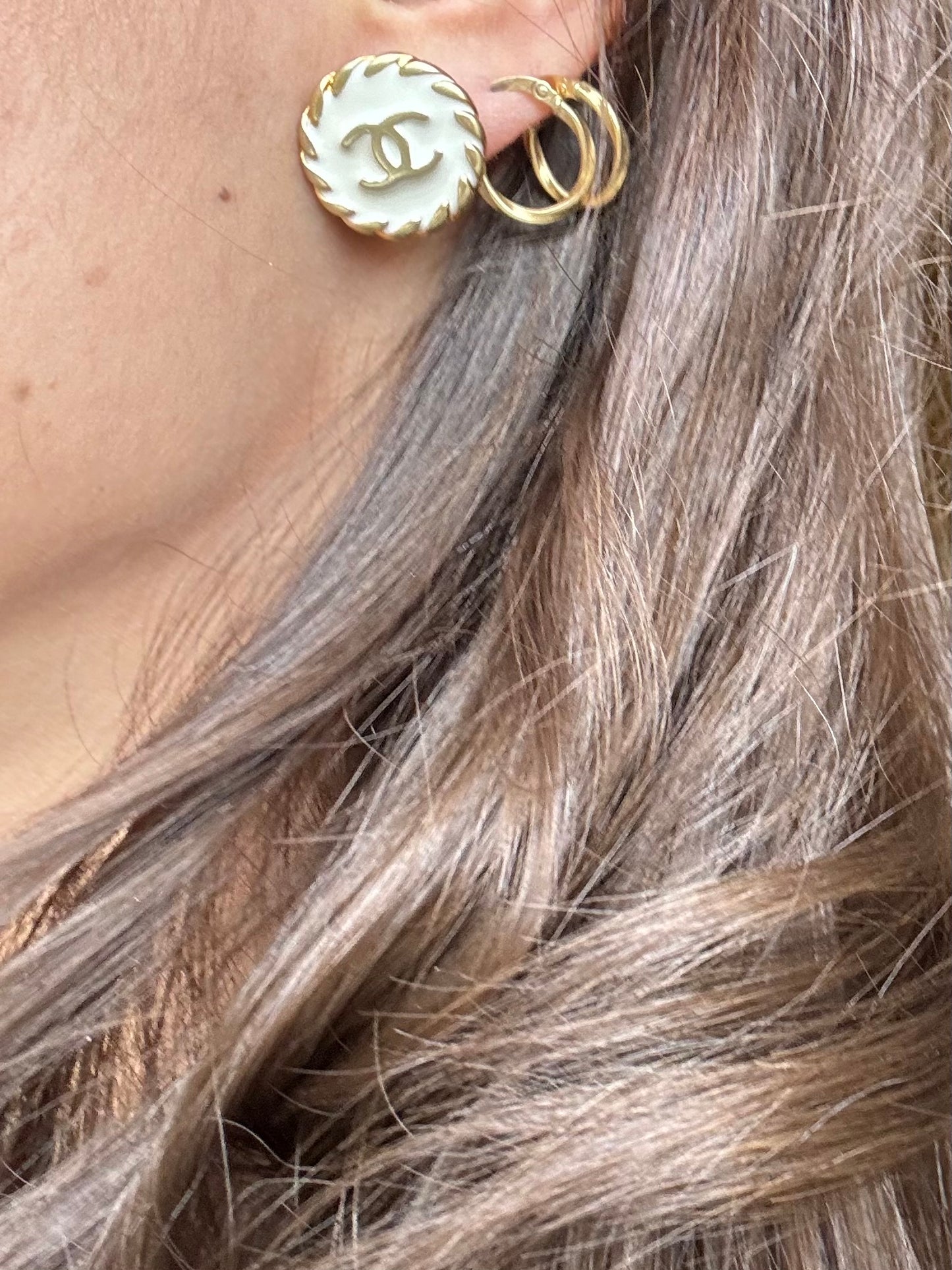 Orecchini con bottone Chanel