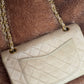Chanel in pelle beige.