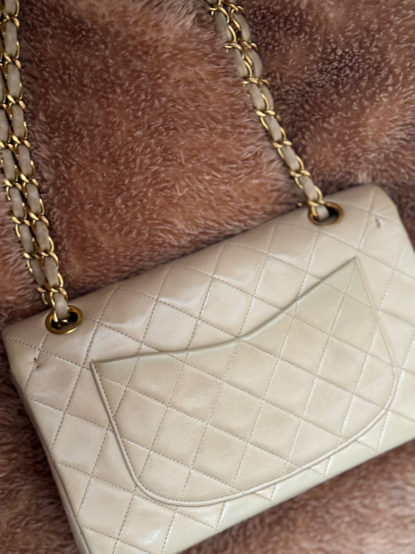 Chanel in pelle beige.