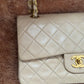 Chanel in pelle beige.