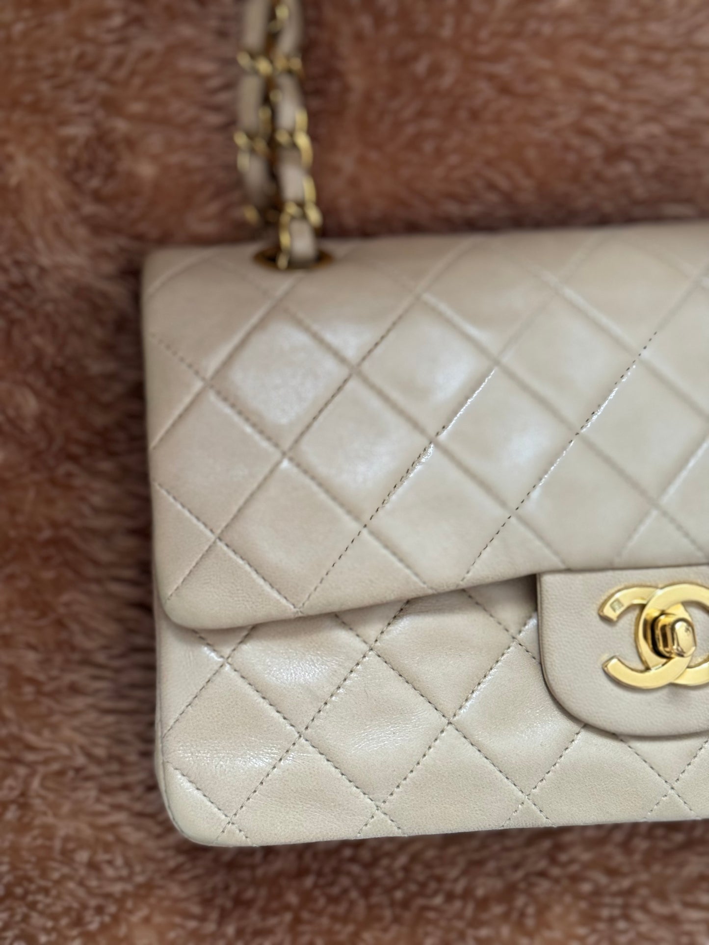 Chanel in pelle beige.