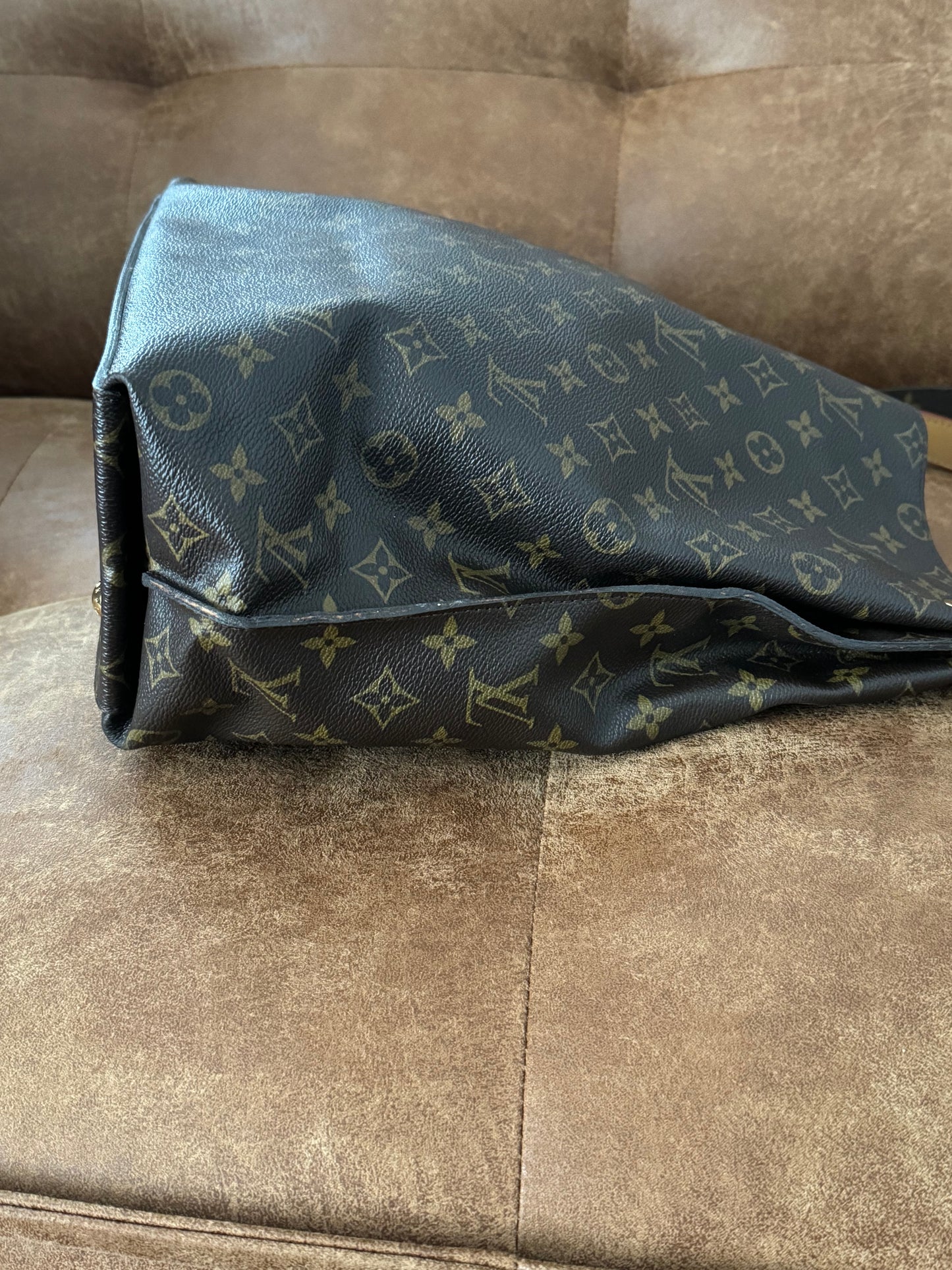 Louis Vuitton Metis hobo.
Monogram