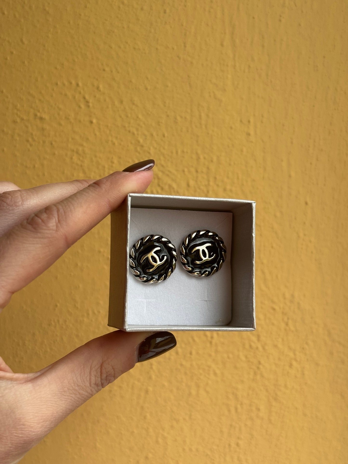 Orecchini con bottone Chanel