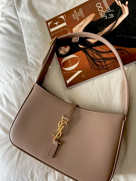 Saint Laurent Le 5 À 7 colore Rosy sand.