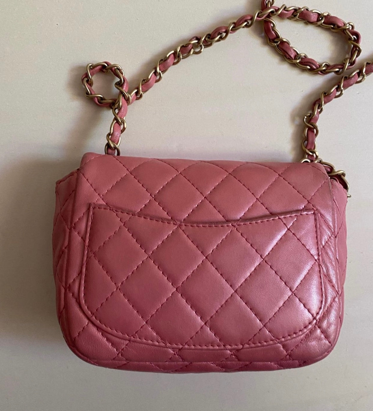 Chanel Mini rosa perlato con dettaglio gioiello