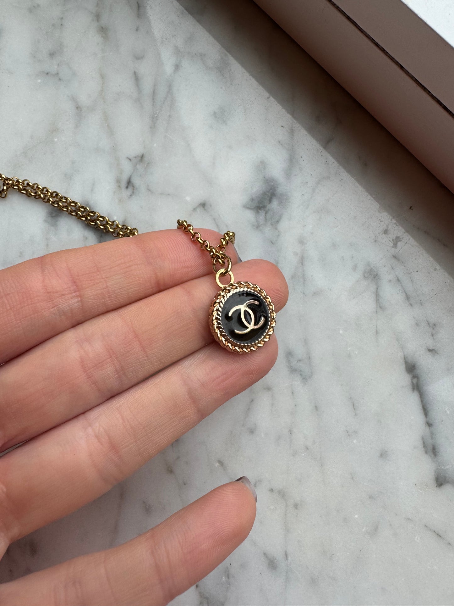 Collana con bottone Chanel
