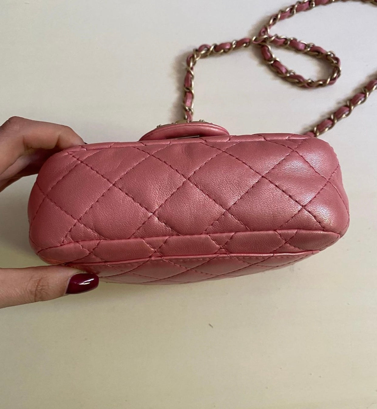 Chanel Mini rosa perlato con dettaglio gioiello