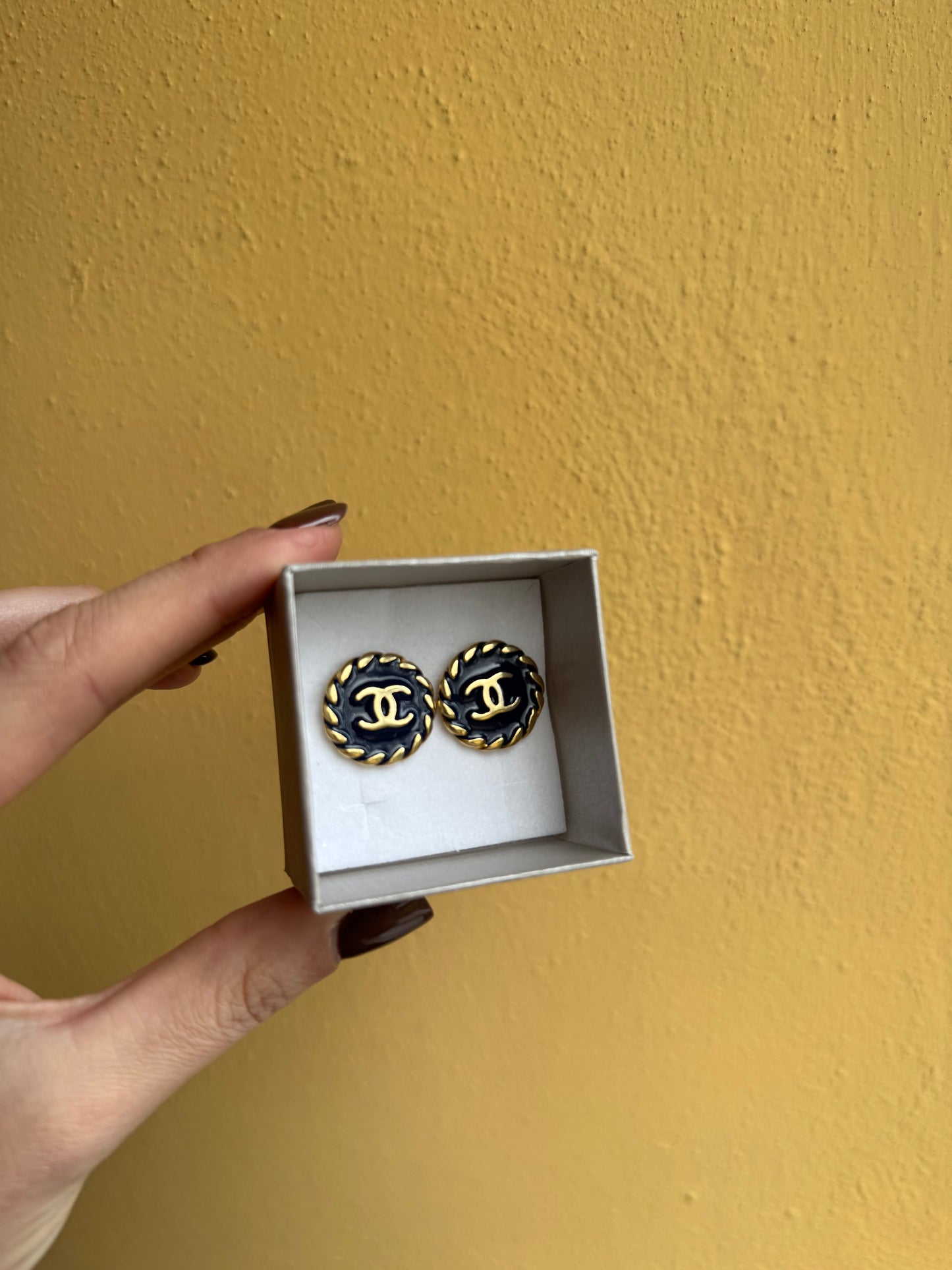 Orecchini con bottoni Chanel