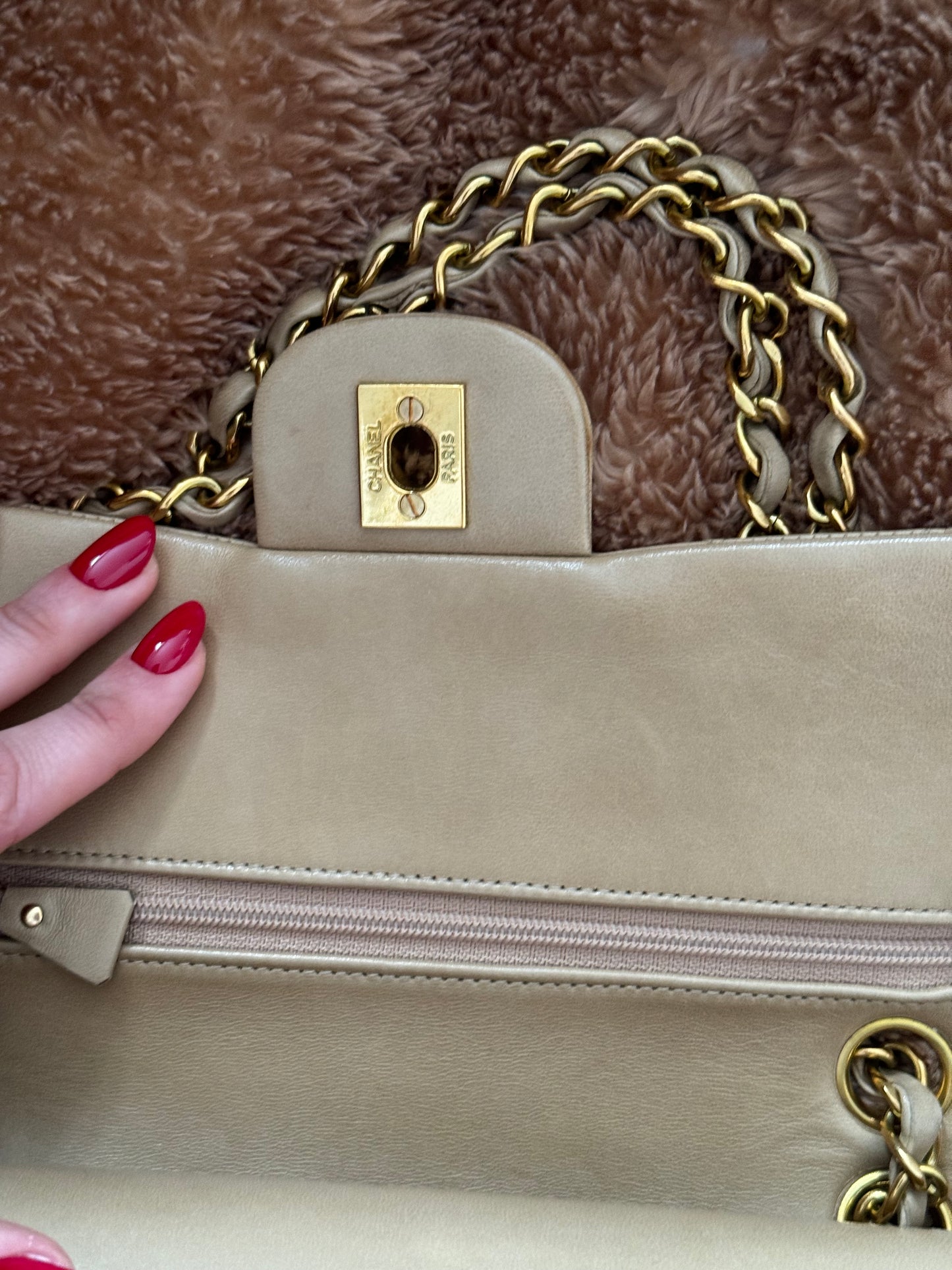 Chanel in pelle beige.