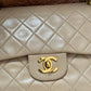 Chanel in pelle beige.