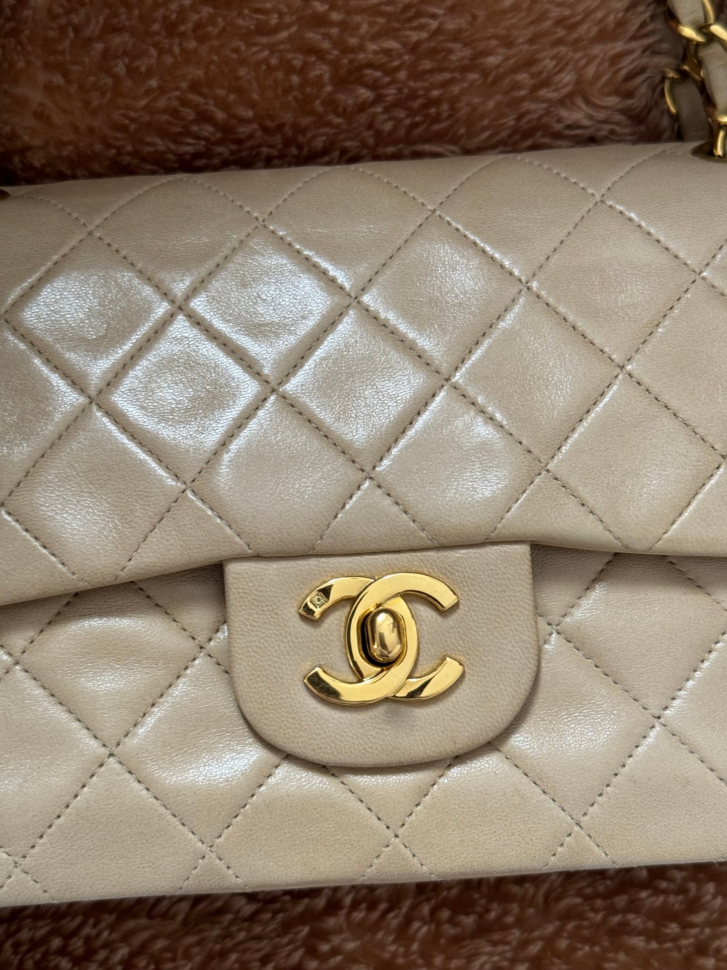 Chanel in pelle beige.