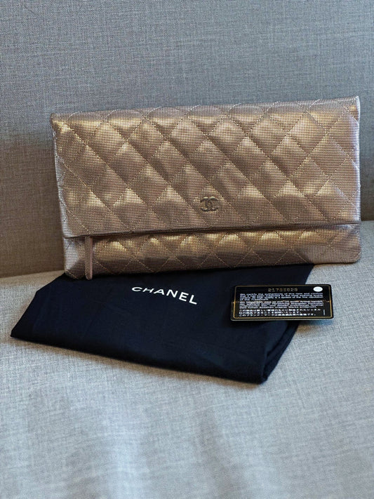 Timeless Chanel Pochette gold rose.