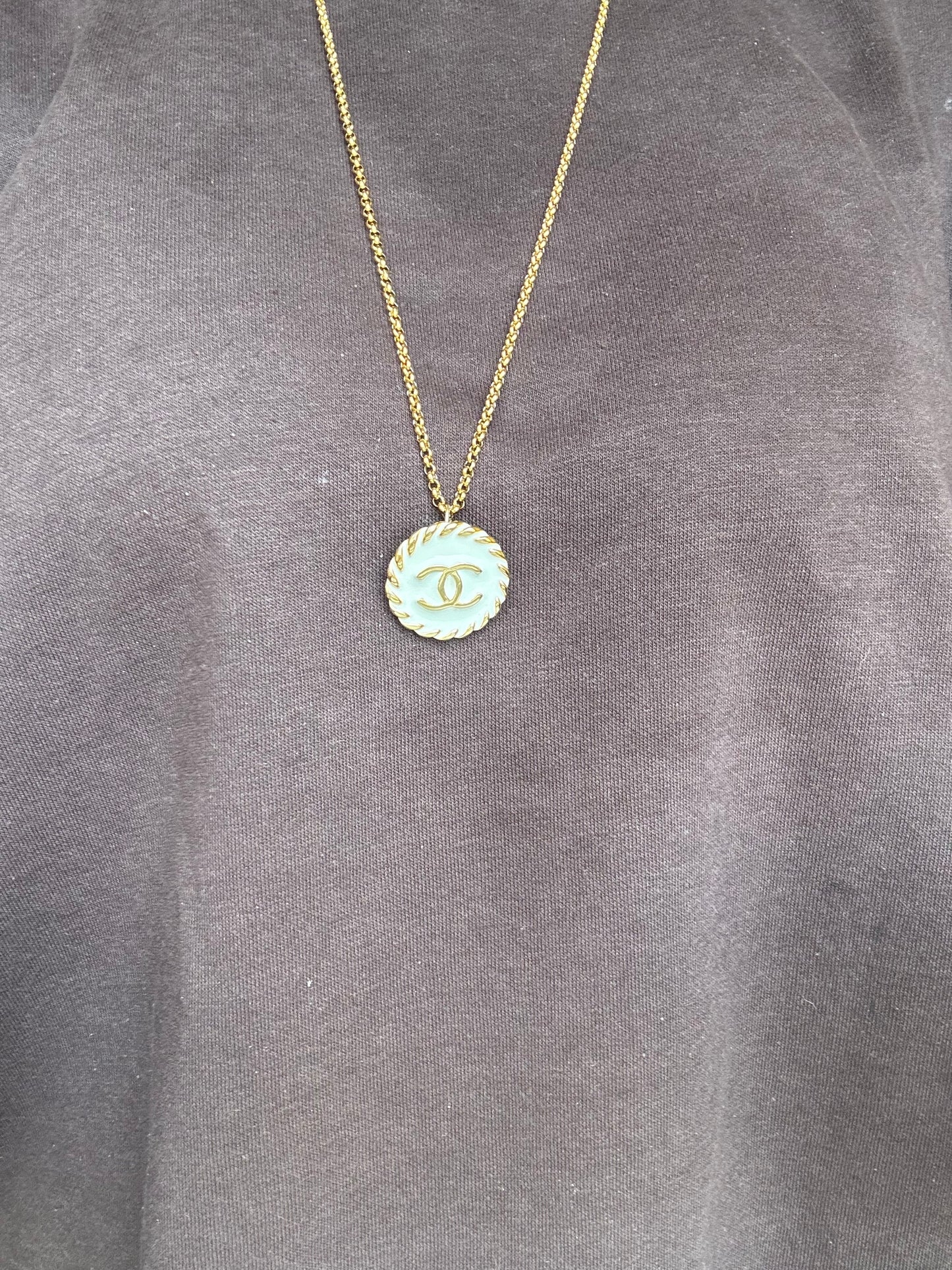 Collana con bottone Chanel