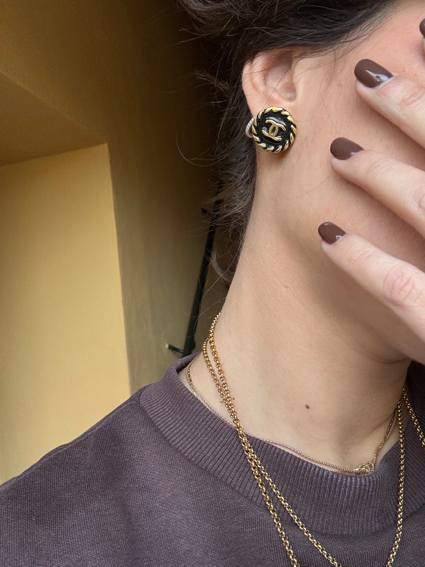 Orecchini con bottone Chanel