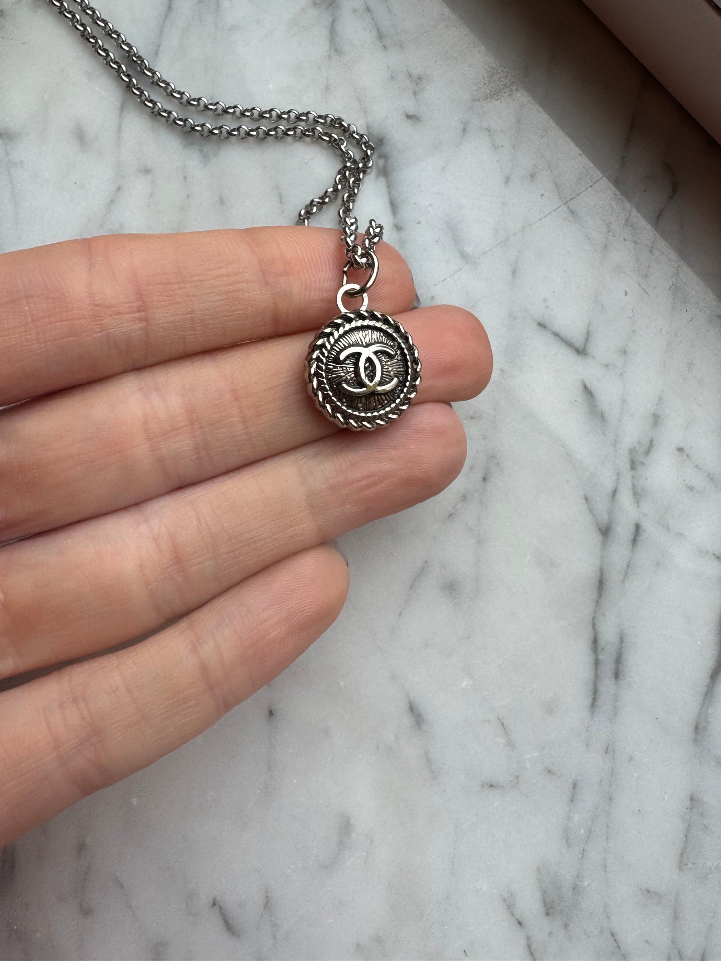 Collana con bottone Chanel