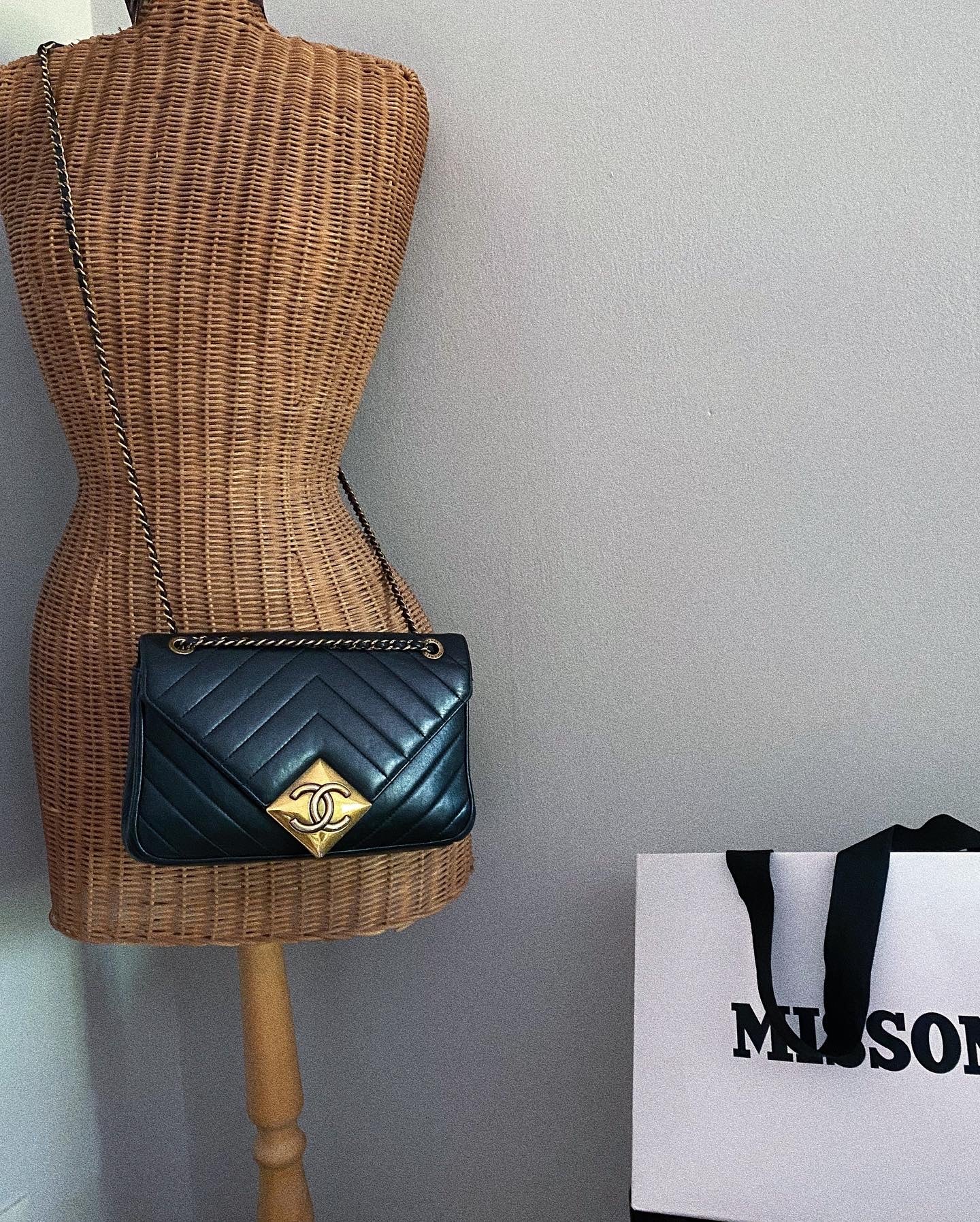 Chanel Chevron piramid nera